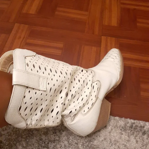 White Leather Western Boots - Picture 4 of 8